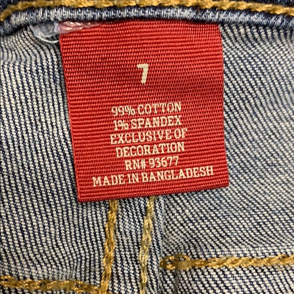 Arizona Jeans Cut Offs With Embroidered Rose - Picture 5 of 5